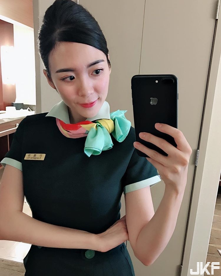好驚人！長榮「爆奶空姐」乳量開大絕了！海邊曬「飽滿比基尼」畫面超噴火！