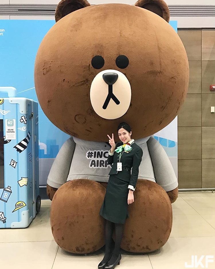 好驚人！長榮「爆奶空姐」乳量開大絕了！海邊曬「飽滿比基尼」畫面超噴火！
