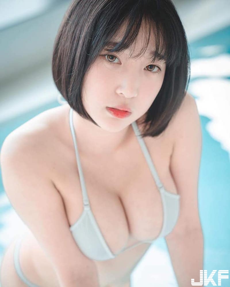 波濤洶湧！「白嫩奶妹」池中大濕身！「美乳翹臀」近在眼前都可以透視了啦！