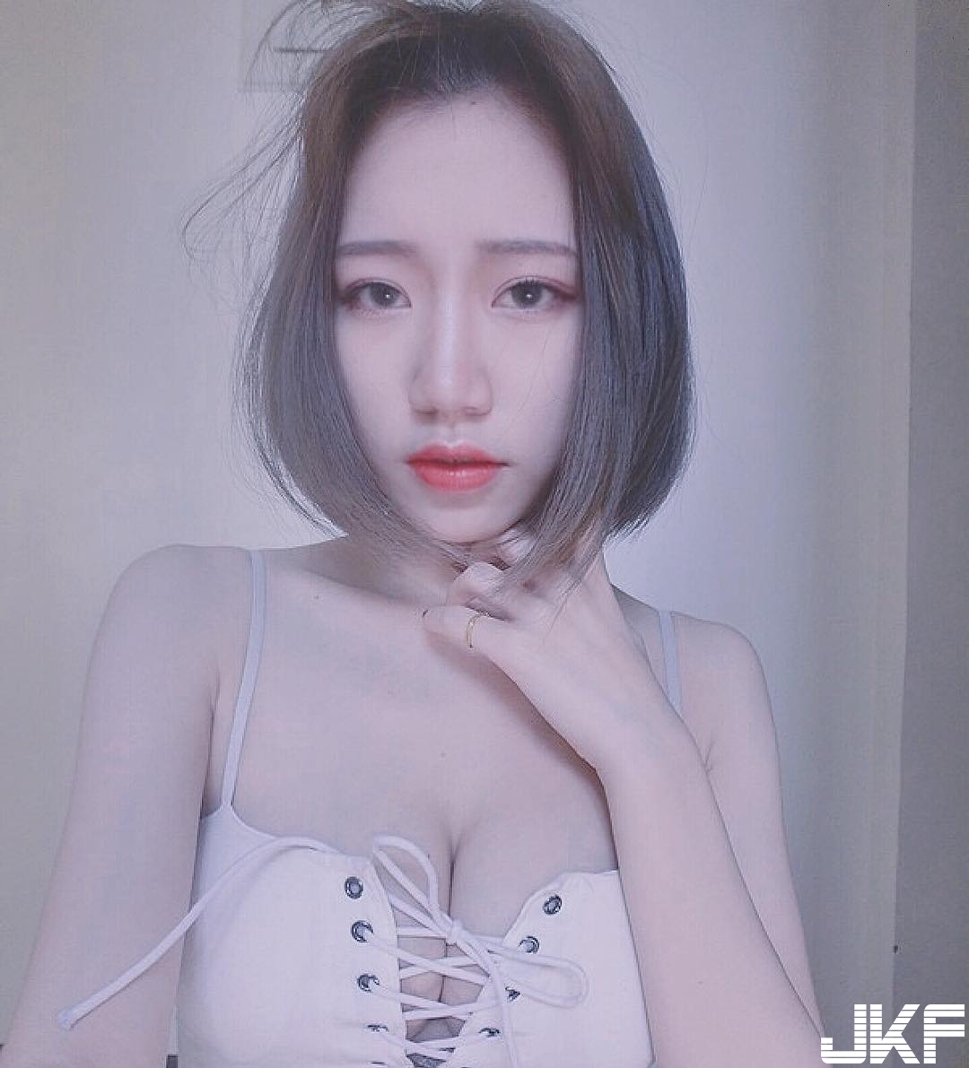 「短髮爆乳正妹」身材太惹火！上空露出渾圓飽滿的側乳，讓人招架不住！