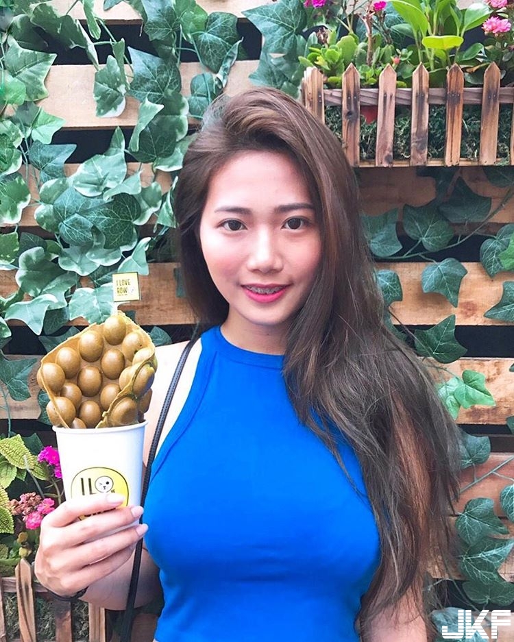 運動正妹更衣室大爆乳！「渾圓乳球」碰撞出深溝　「飽滿雙奶」分量十足！