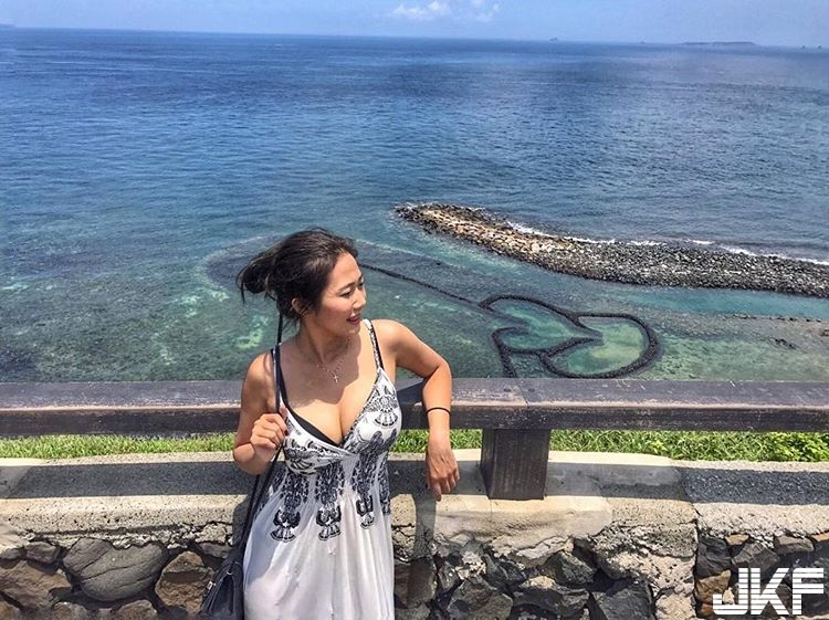 運動正妹更衣室大爆乳！「渾圓乳球」碰撞出深溝　「飽滿雙奶」分量十足！