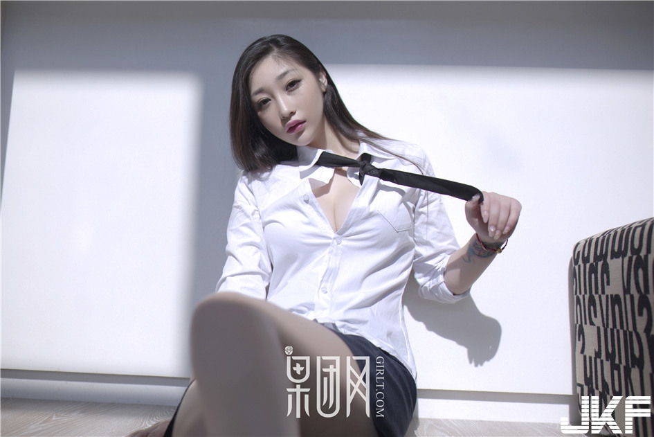 趁午休的時候桑幾雷！美女同事「癡女魂爆發」，大白天的就開始解鈕釦啦！