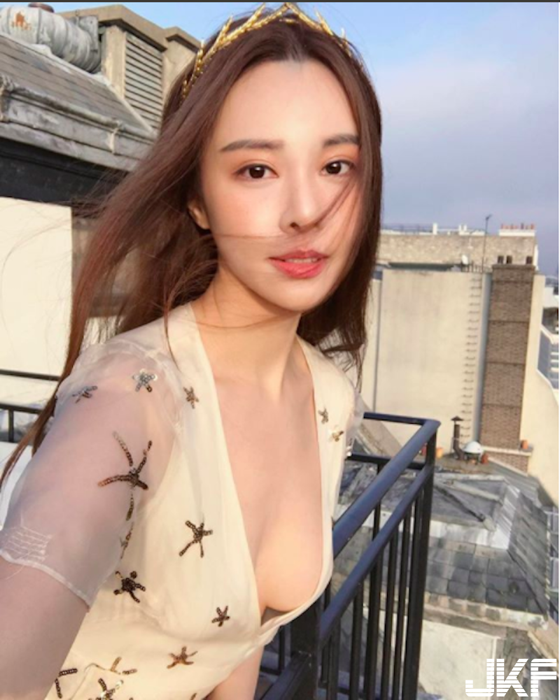 太誘人！「氣質白皙奶妹」陽台上大秀春光！「渾圓雪乳」中路開開出來放風！