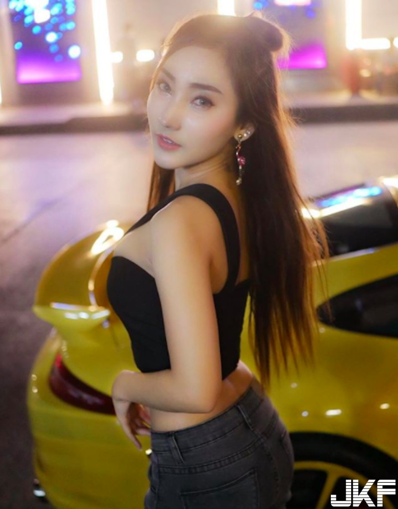 身材太兇猛！「白嫩爆乳妹」潑水節玩好嗨！「渾圓飽滿」內衣都快撐不住！