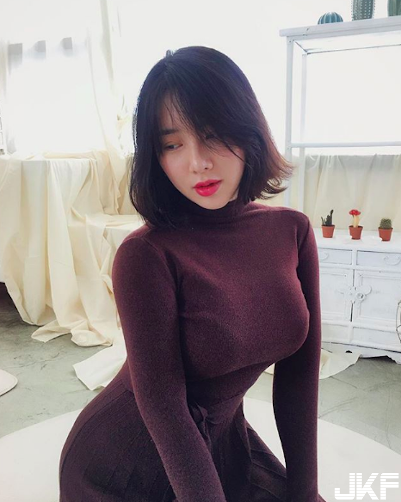 超害羞！「白皙美胸正妹」低胸視角太誘人！滿滿的「深夜福利」讓人好興奮&#8230;