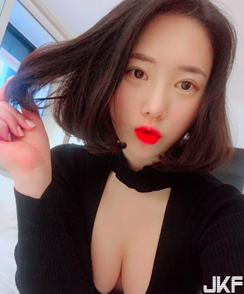 超害羞！「白皙美胸正妹」低胸視角太誘人！滿滿的「深夜福利」讓人好興奮&#8230;