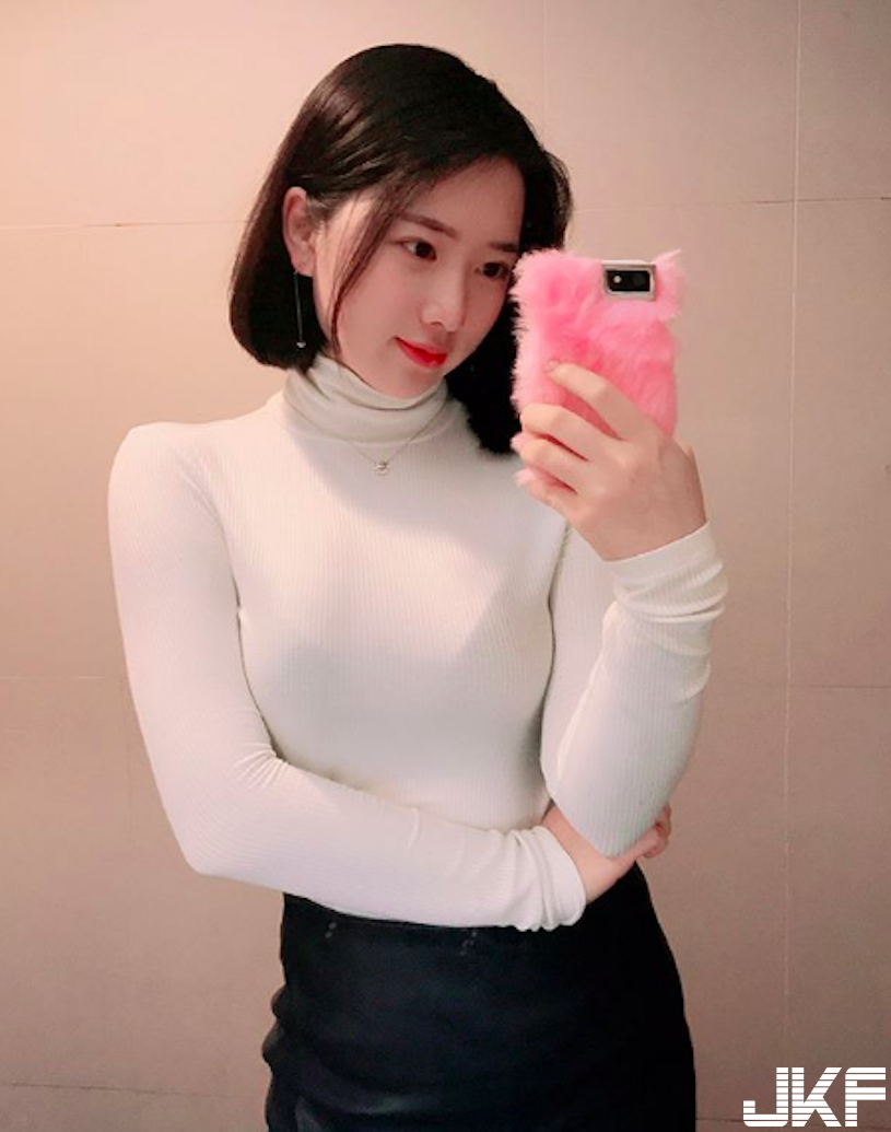 超害羞！「白皙美胸正妹」低胸視角太誘人！滿滿的「深夜福利」讓人好興奮&#8230;