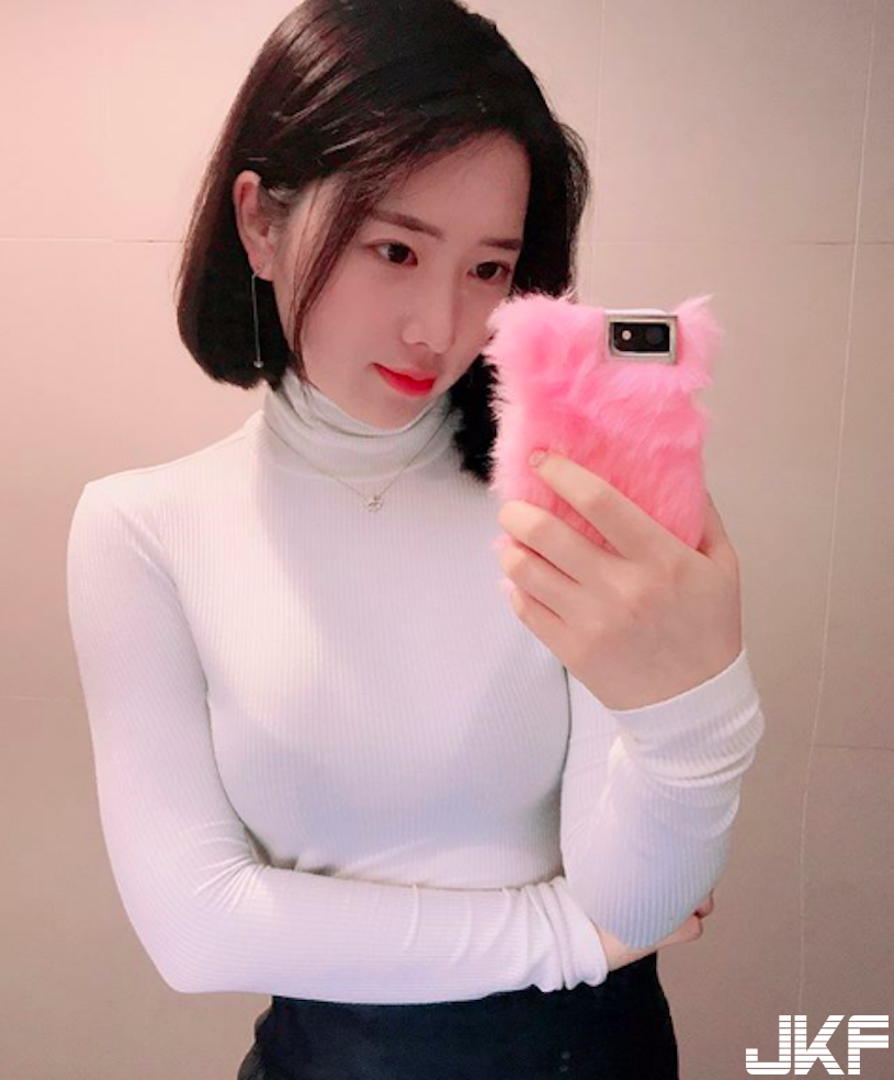 超害羞！「白皙美胸正妹」低胸視角太誘人！滿滿的「深夜福利」讓人好興奮&#8230;