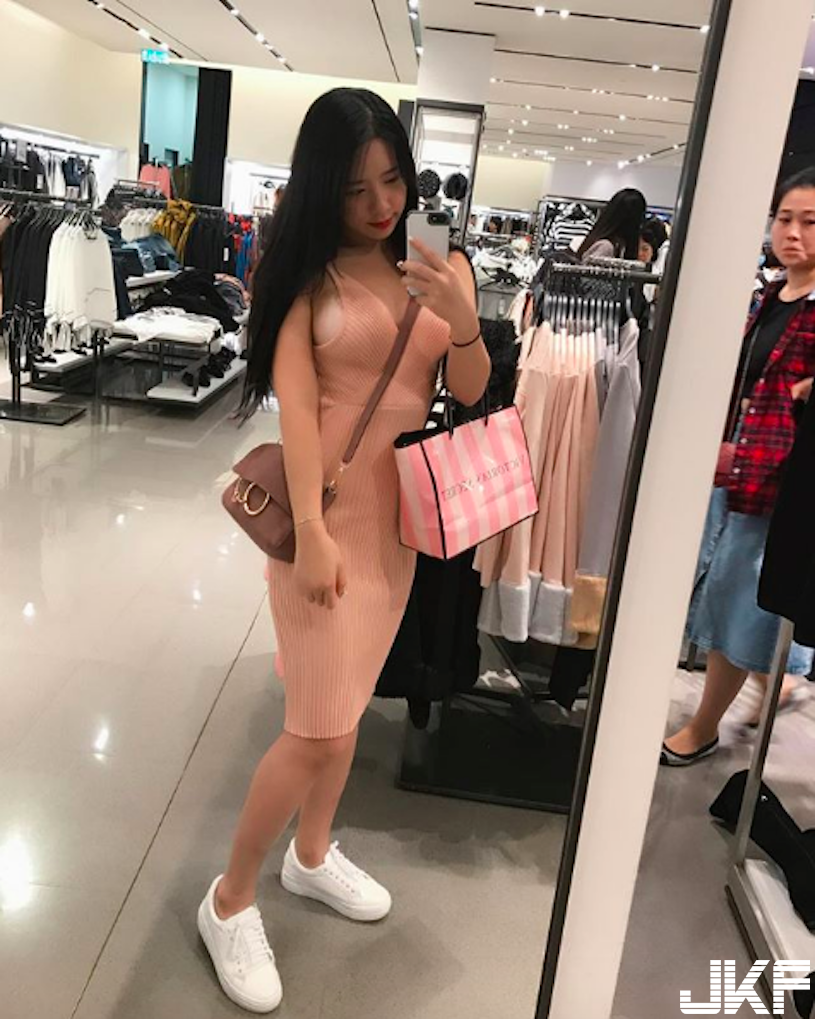 超害羞！「白皙美胸正妹」低胸視角太誘人！滿滿的「深夜福利」讓人好興奮&#8230;