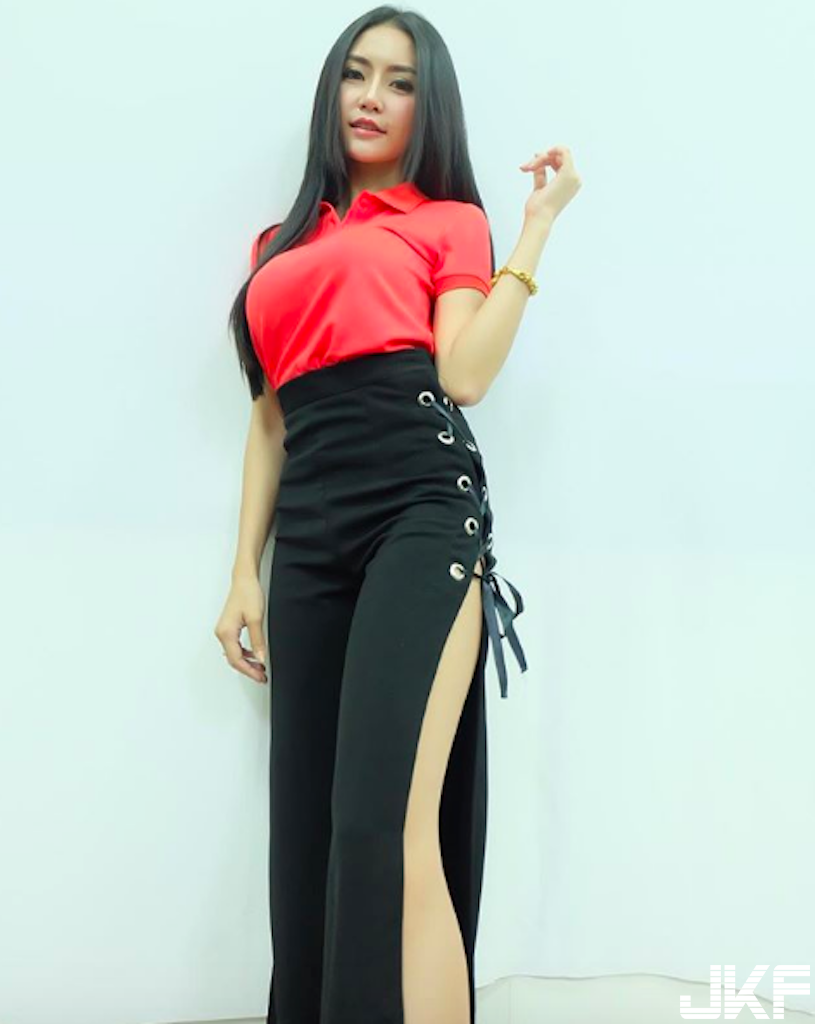 超飽滿！火辣der「巨Ru正妹」爆乳畫面有夠犯規！迷人的「美胸視角」引人遐想&#8230;