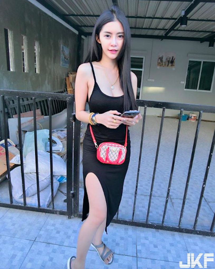 超飽滿！火辣der「巨Ru正妹」爆乳畫面有夠犯規！迷人的「美胸視角」引人遐想&#8230;