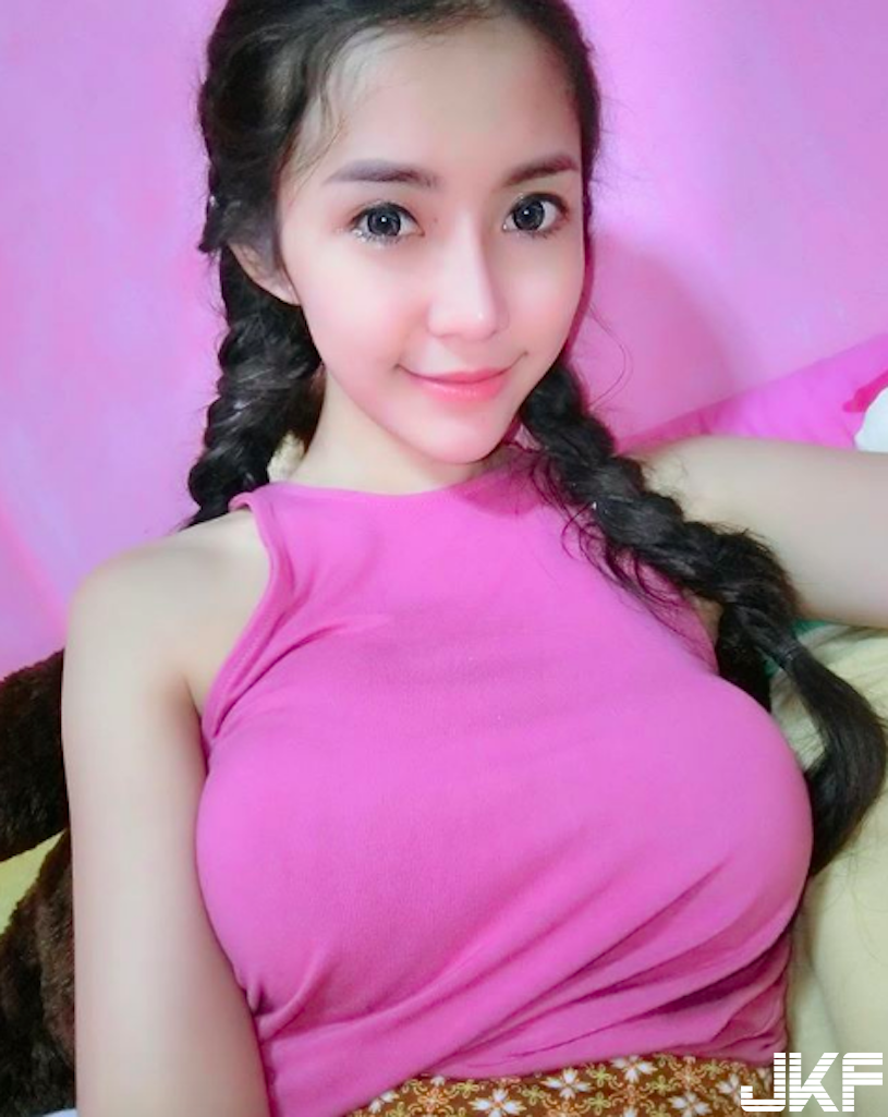 超飽滿！火辣der「巨Ru正妹」爆乳畫面有夠犯規！迷人的「美胸視角」引人遐想&#8230;