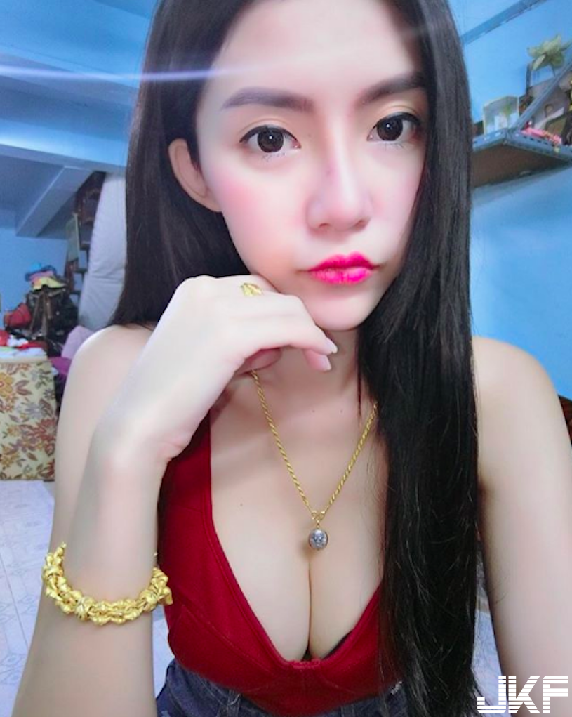 超飽滿！火辣der「巨Ru正妹」爆乳畫面有夠犯規！迷人的「美胸視角」引人遐想&#8230;