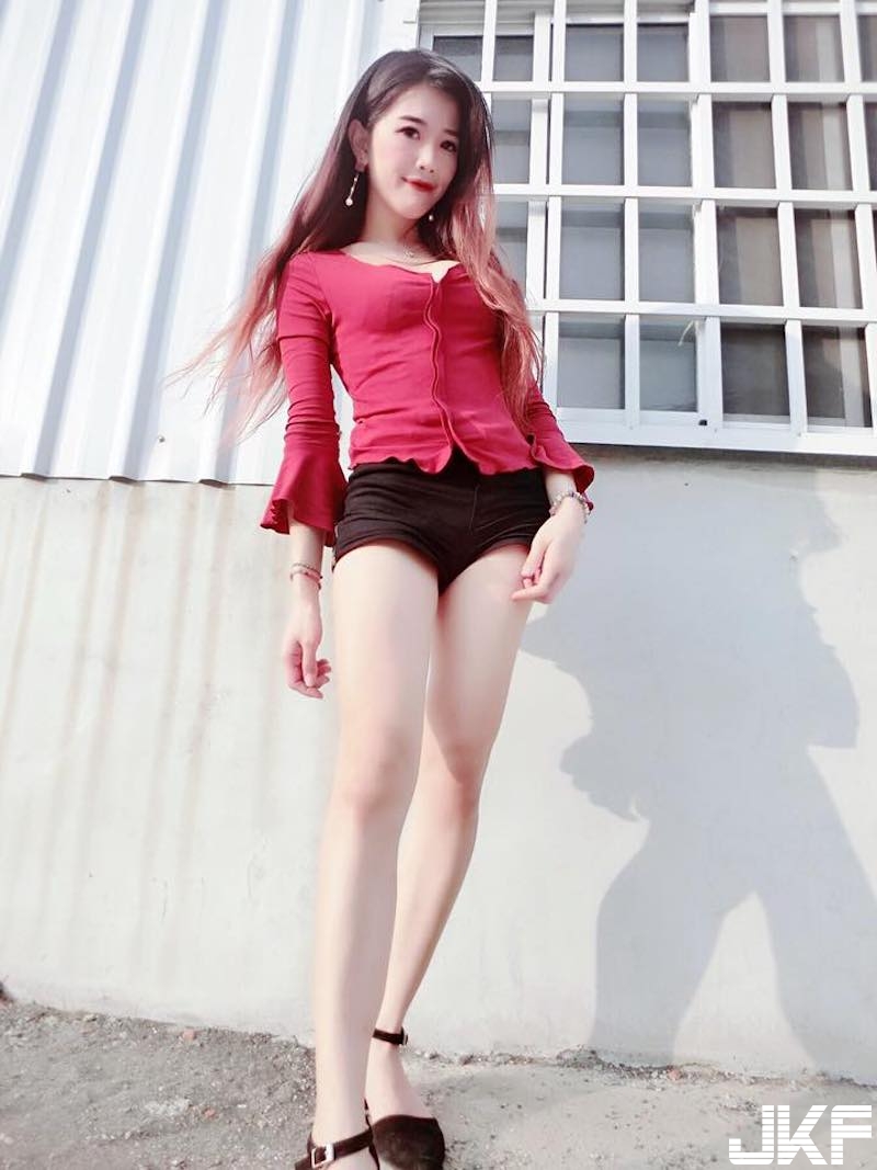 台南妹子「爆乳長腿」超兇der！在家自拍「白嫩美乳」只包浴巾真的好壞壞！