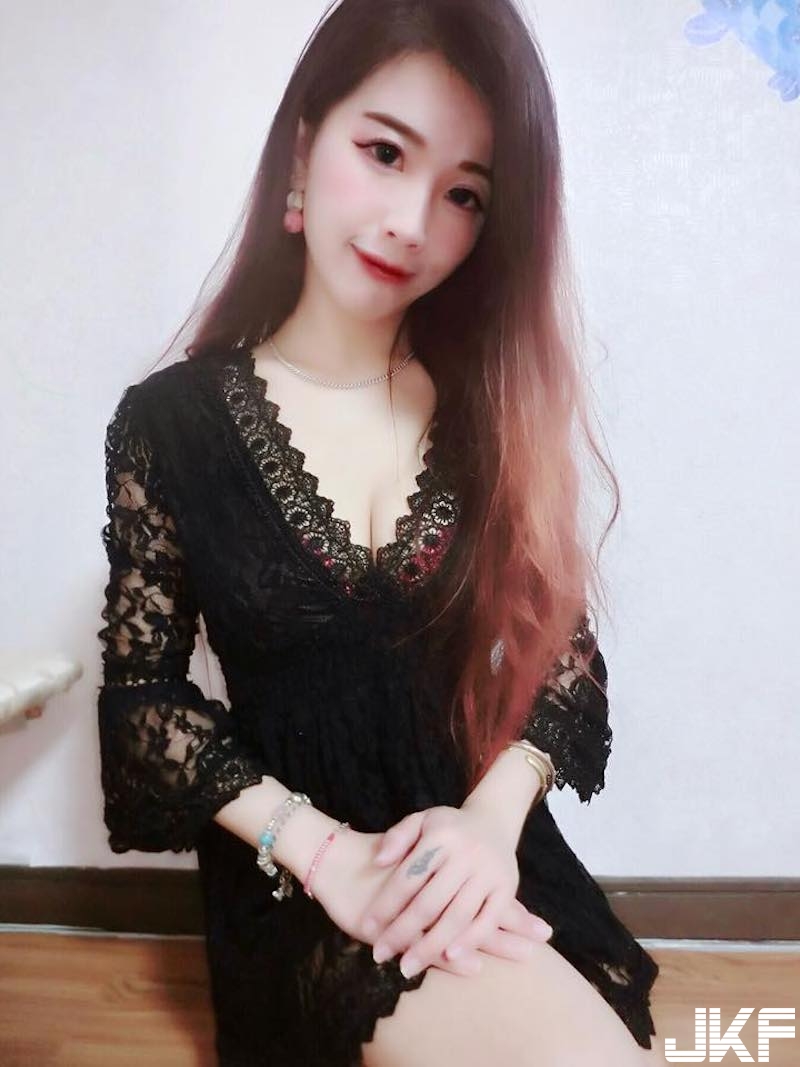 台南妹子「爆乳長腿」超兇der！在家自拍「白嫩美乳」只包浴巾真的好壞壞！