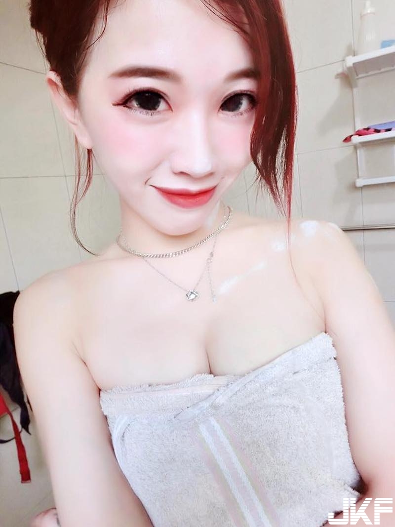 台南妹子「爆乳長腿」超兇der！在家自拍「白嫩美乳」只包浴巾真的好壞壞！