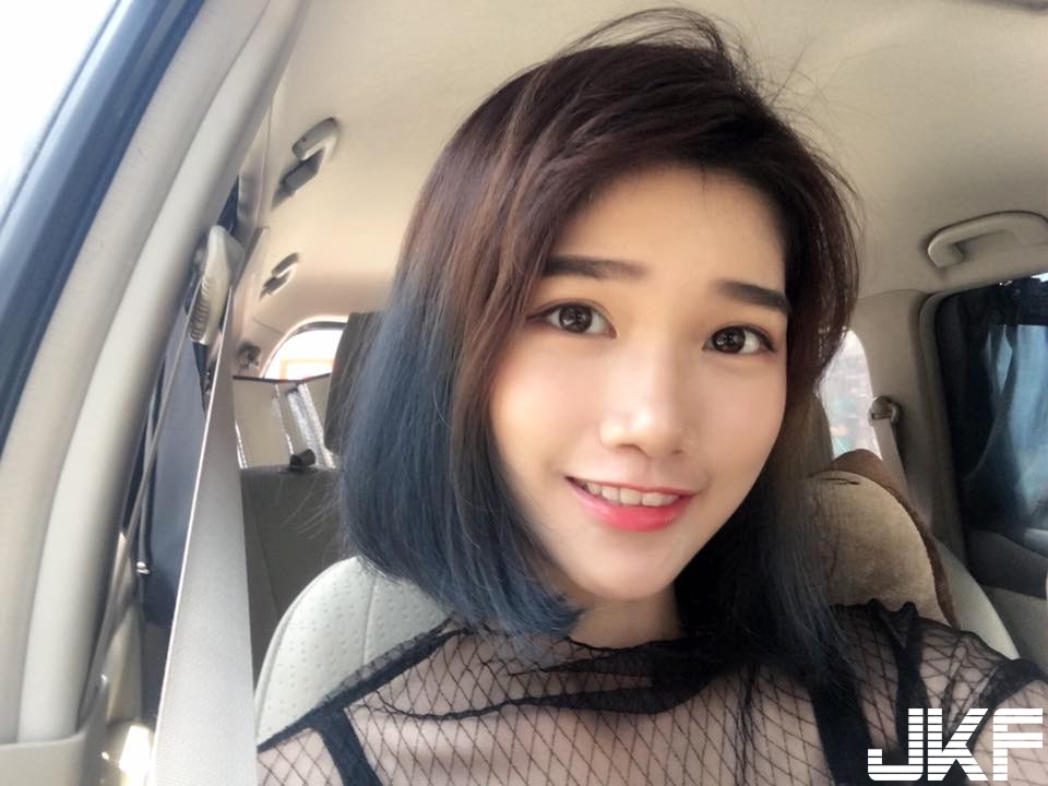 「短髮正妹」超氣質甜笑！一雙修長美腿還有性感蠻腰，清新系女神氣場！