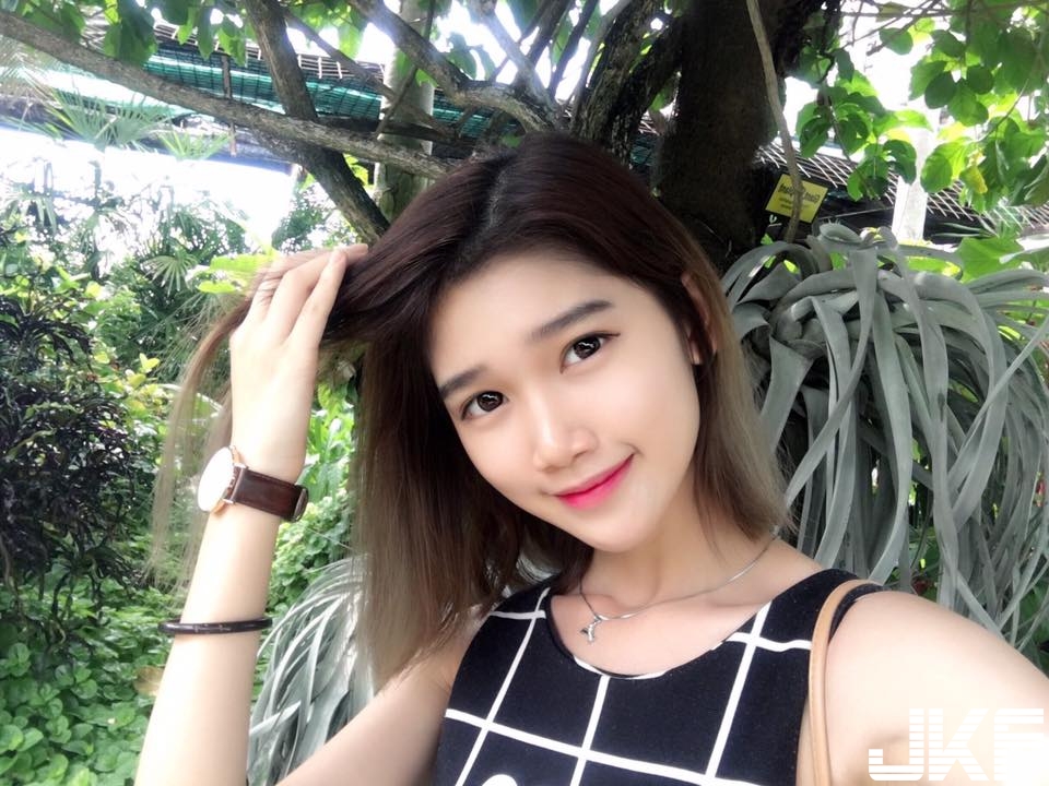 「短髮正妹」超氣質甜笑！一雙修長美腿還有性感蠻腰，清新系女神氣場！