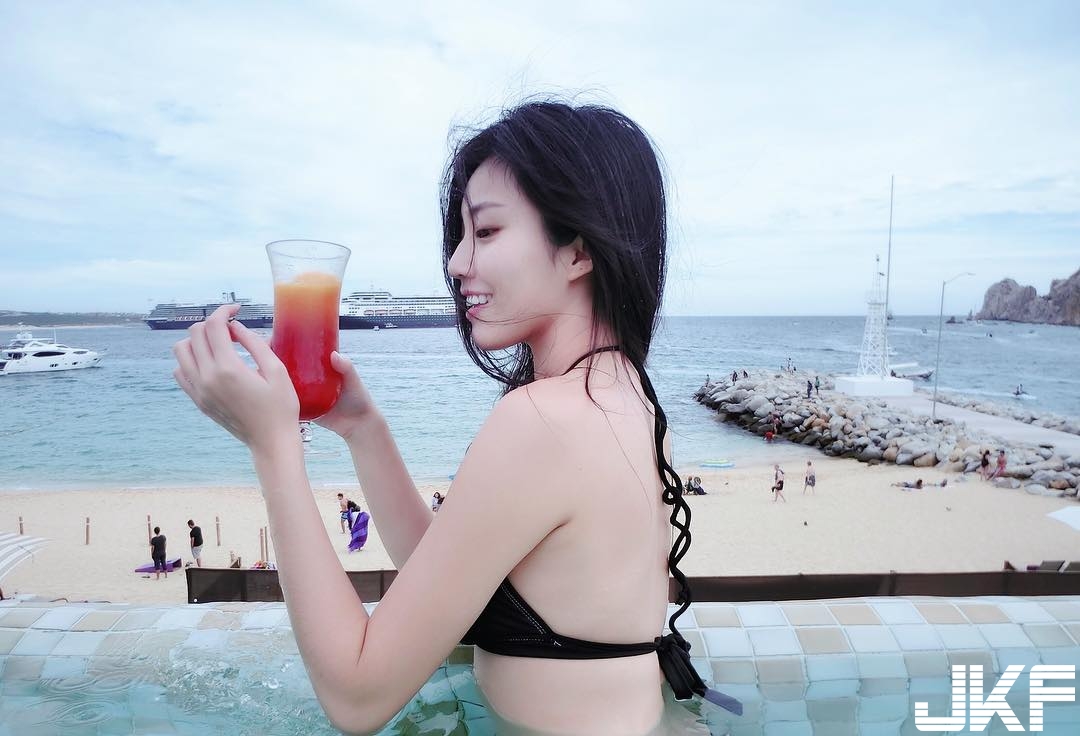 火辣「長腿車模」還有「渾圓美乳」！完美身材加上陽光笑容，讓人無法招架的終極魅力！