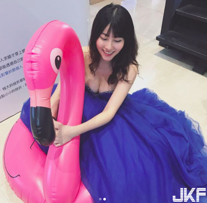 安捏母湯～「白衣爆乳正妹」試衣間換裝好誘人，「渾圓碗公奶」比基尼快要hold不住啦～