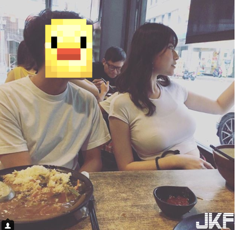 安捏母湯～「白衣爆乳正妹」試衣間換裝好誘人，「渾圓碗公奶」比基尼快要hold不住啦～