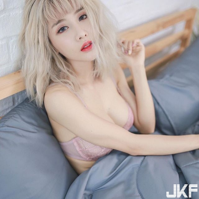 豪滿好大！白皙嫩乳正妹長輩大到「衣服包不住」兇猛兩球蹦出新滋味！