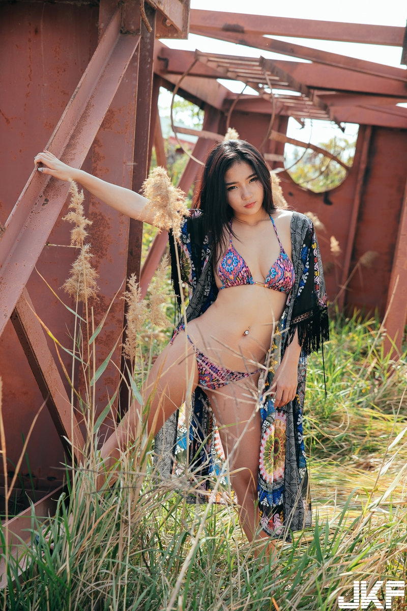 惹火正妹「深溝把頭髮都夾住了」！「深長事業線」讓大家都想一起度假啊！