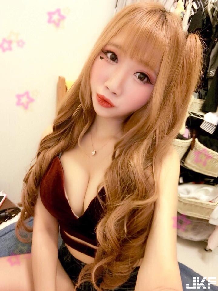 當狗怎麼這麼爽！「美乳正妹」在家最愛上空，狗看不下去只好用腳掌幫忙遮！