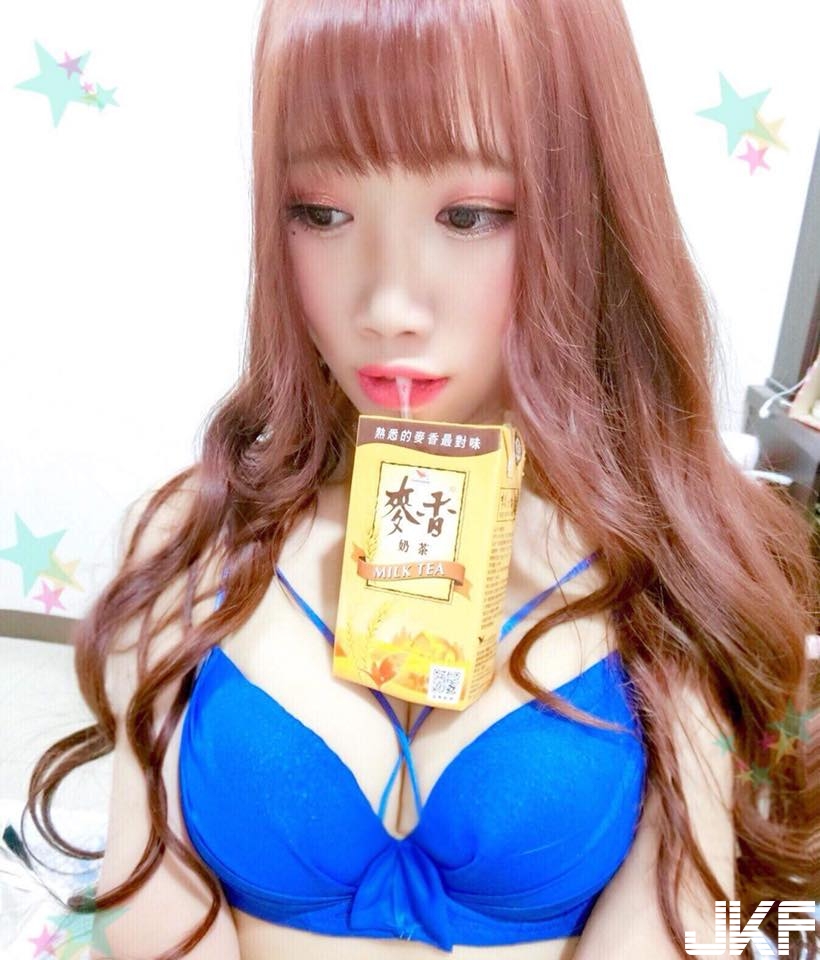 當狗怎麼這麼爽！「美乳正妹」在家最愛上空，狗看不下去只好用腳掌幫忙遮！