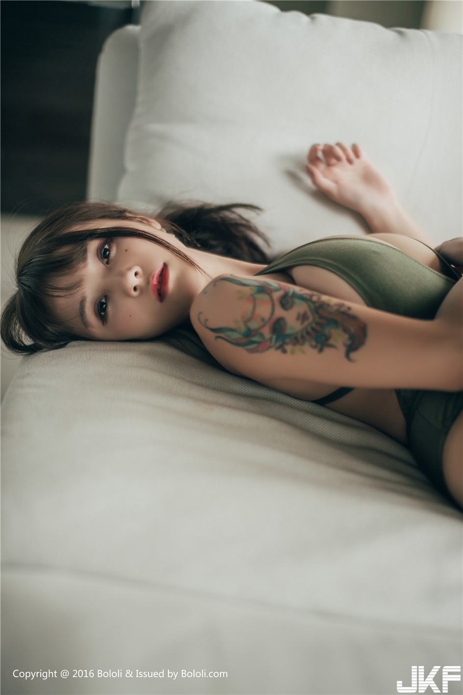 「巨乳正妹」夏美醬的極上誘惑！包不住的美乳加上開腿視角，最情慾的女體饗宴！