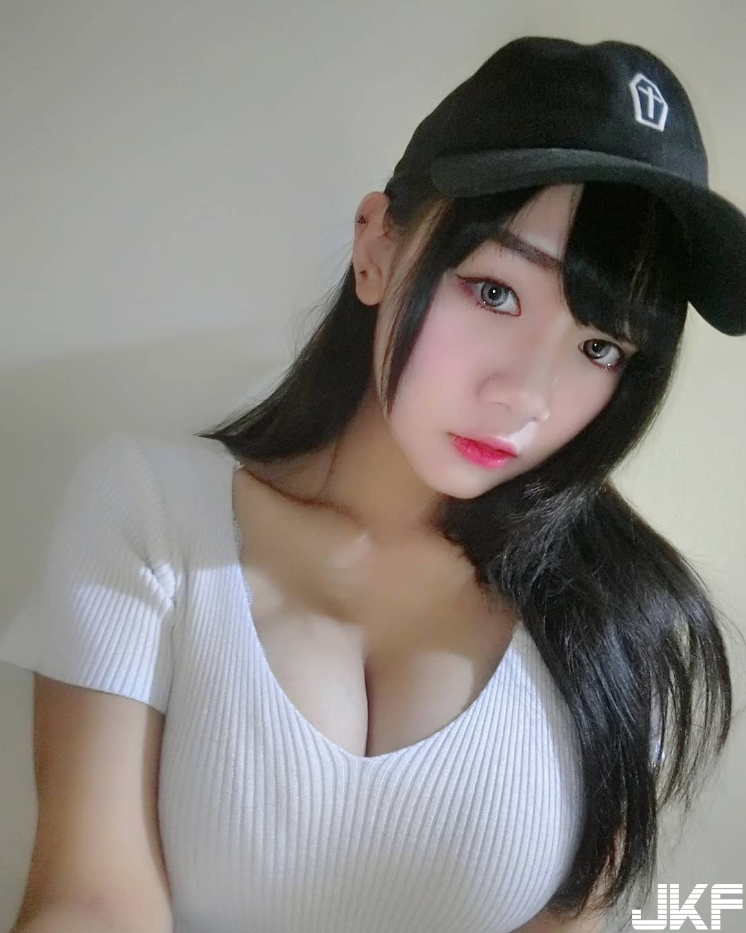淡江高中「大奶學生妹」發育超良好！緊身上衣讓「E級上圍」全露餡！