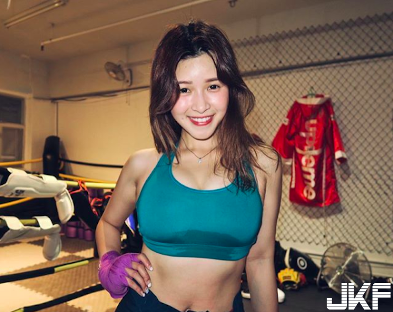 運動派的「大奶正妹」！超胸猛的上圍「內衣包不住」！連流汗的陰影都那麼邪惡啊！
