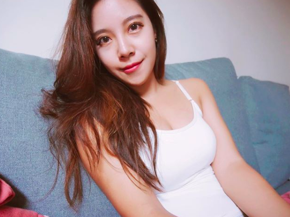 好想被她加油！加油站捕捉「長腿大奶正妹」，夭壽「極品身材」讓自助區大排長龍啦！