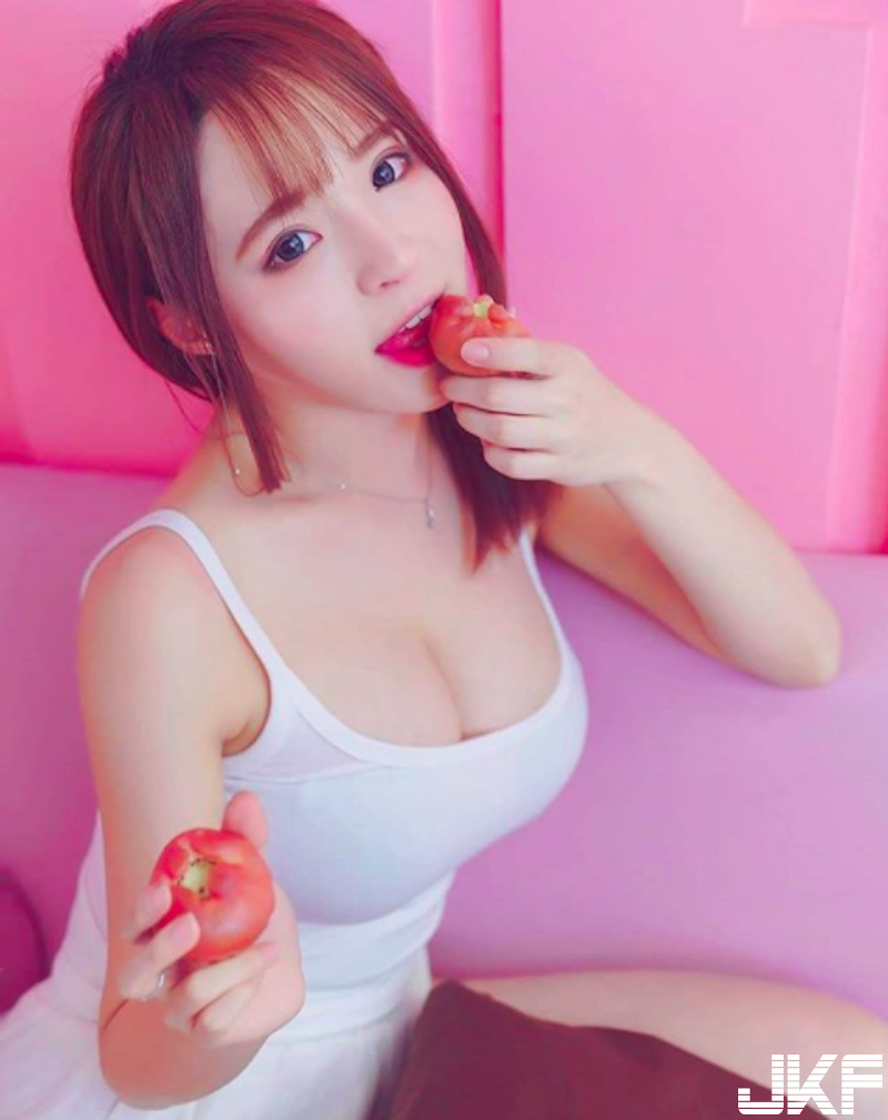 真的好圓！大眼萌妹身材「超兇猛」！真材實料「渾圓美乳」比基尼包不住！