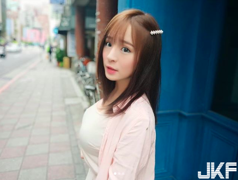 真的好圓！大眼萌妹身材「超兇猛」！真材實料「渾圓美乳」比基尼包不住！
