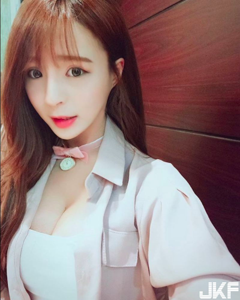 真的好圓！大眼萌妹身材「超兇猛」！真材實料「渾圓美乳」比基尼包不住！