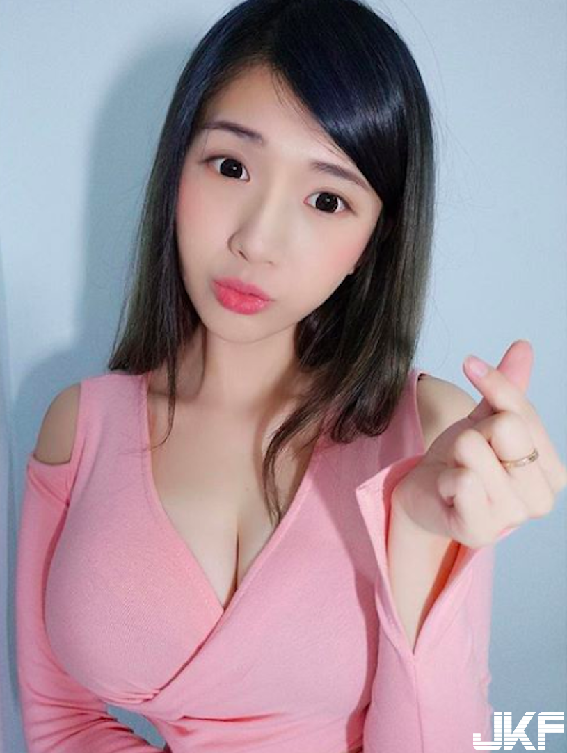E奶正妹草地拍照「乳量好兇」！「白皙大長腿」看了都想一起野餐了！