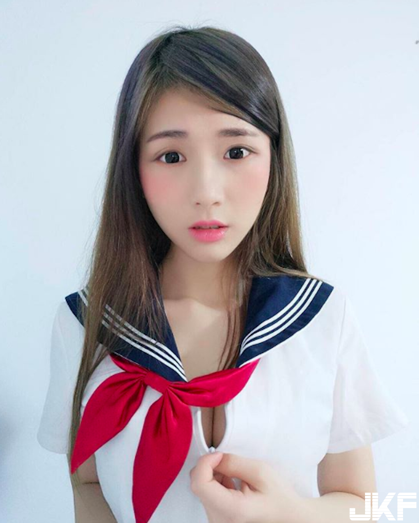 E奶正妹草地拍照「乳量好兇」！「白皙大長腿」看了都想一起野餐了！