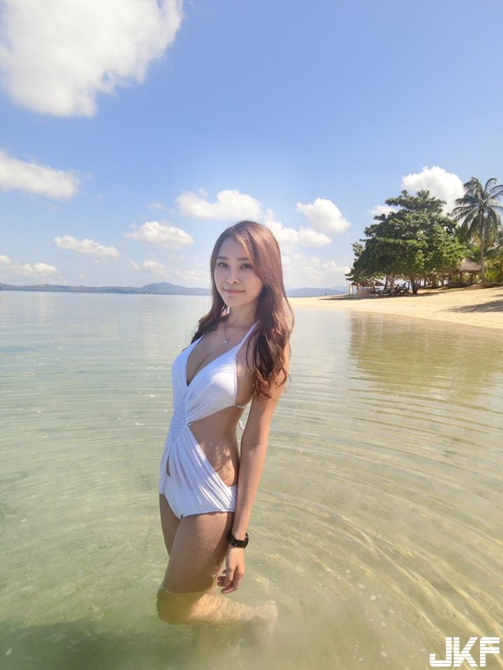 妹子吃冰「邪惡視角」讓人口水直流！深溝「鮮嫩白乳」畫面好消暑喔！