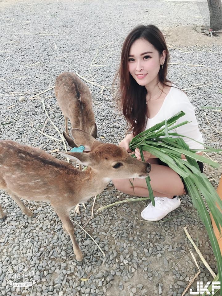妹子吃冰「邪惡視角」讓人口水直流！深溝「鮮嫩白乳」畫面好消暑喔！