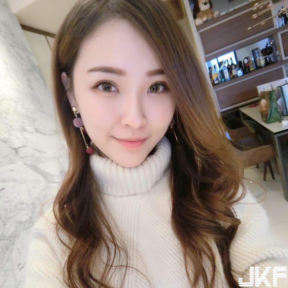 妹子吃冰「邪惡視角」讓人口水直流！深溝「鮮嫩白乳」畫面好消暑喔！