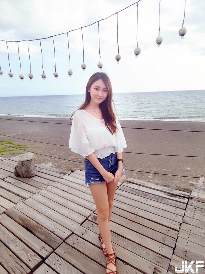 妹子吃冰「邪惡視角」讓人口水直流！深溝「鮮嫩白乳」畫面好消暑喔！