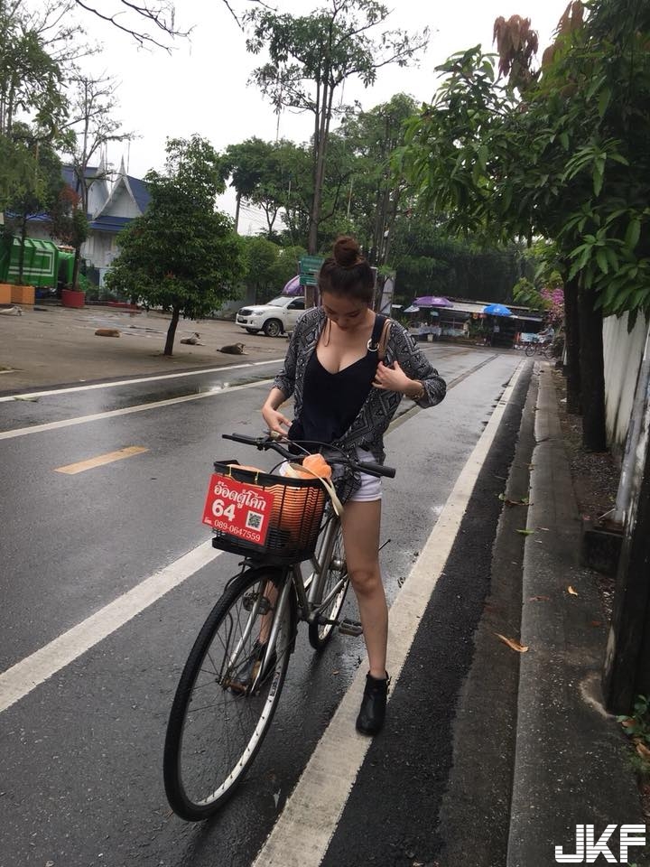 妹子吃冰「邪惡視角」讓人口水直流！深溝「鮮嫩白乳」畫面好消暑喔！