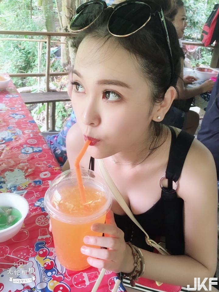 妹子吃冰「邪惡視角」讓人口水直流！深溝「鮮嫩白乳」畫面好消暑喔！