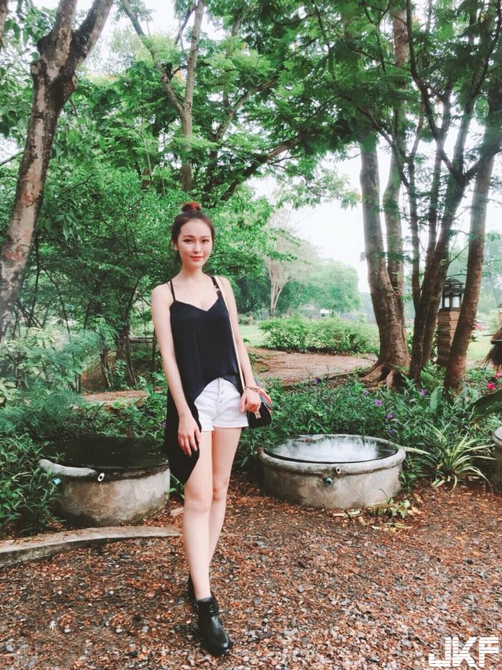 妹子吃冰「邪惡視角」讓人口水直流！深溝「鮮嫩白乳」畫面好消暑喔！