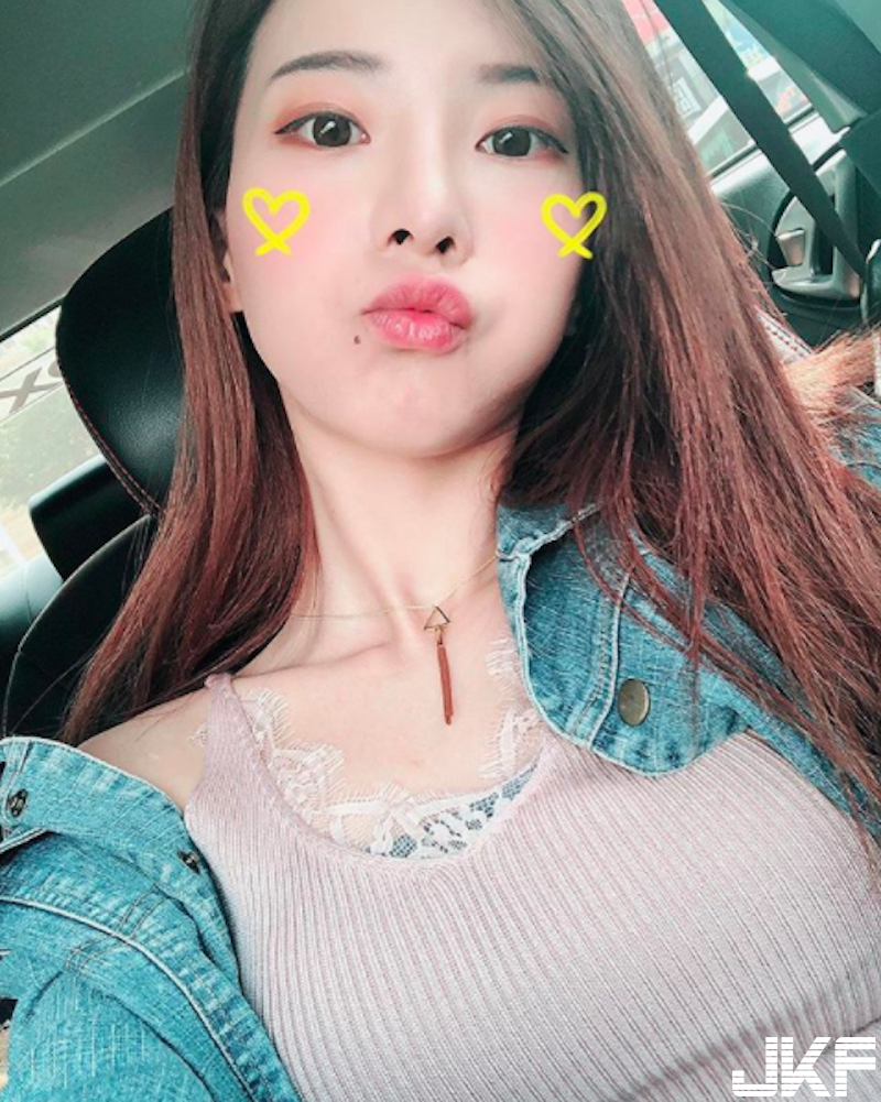 吃飯對面坐著「美乳正妹」好難專心！「豐滿雙峰」超搶眼！比桌上美食還撩人！