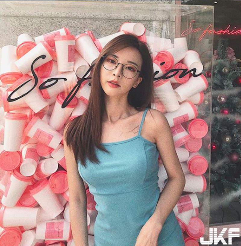 吃飯對面坐著「美乳正妹」好難專心！「豐滿雙峰」超搶眼！比桌上美食還撩人！