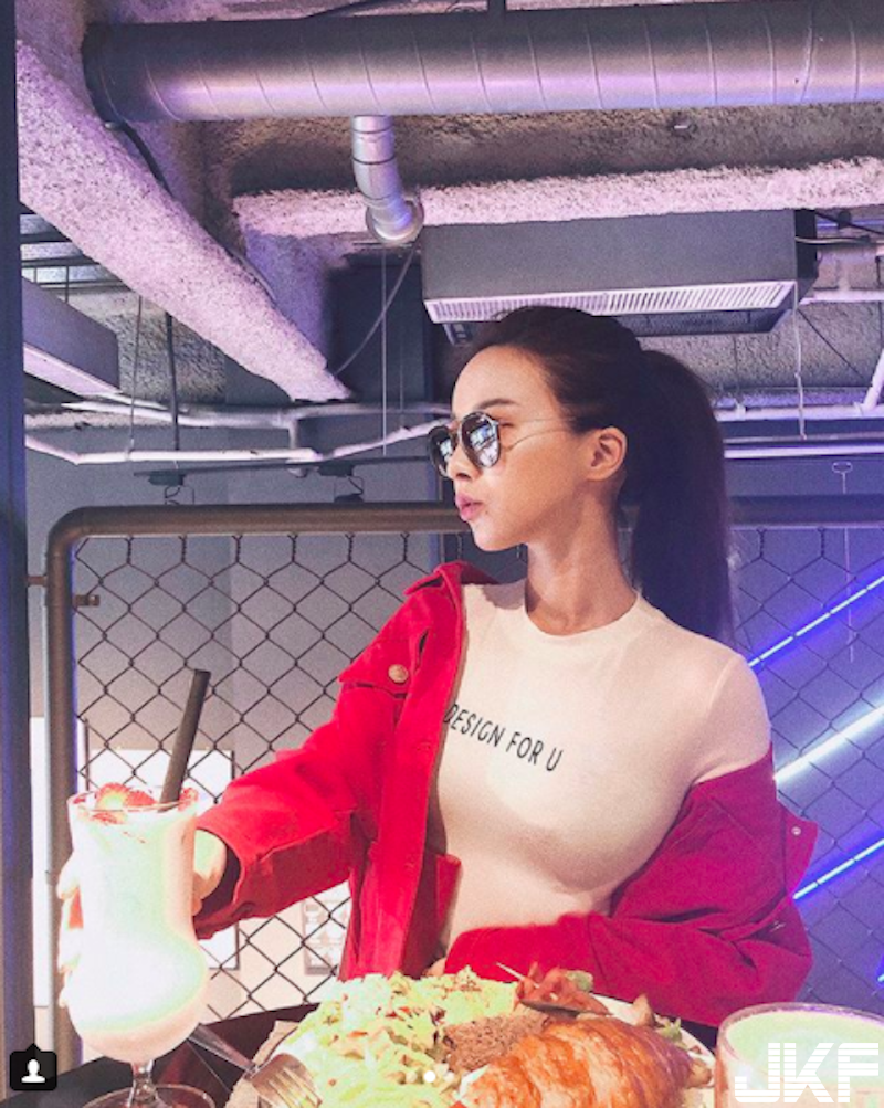 吃飯對面坐著「美乳正妹」好難專心！「豐滿雙峰」超搶眼！比桌上美食還撩人！