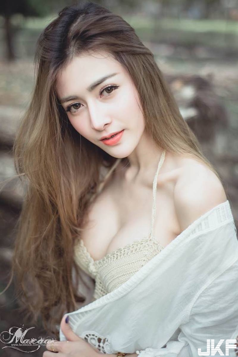 森林湖畔「大奶姊姊」出沒！爆乳小可愛大秀「豐滿美乳」！感覺隨時都要掉啦！